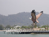 Afbeelding: Langkawi - Zicht op de arend vanaf de pier