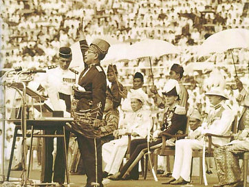 Afbeelding: 31 augustus 1957 - Tunku Abdul Rahman, de eerste premier van Malaya tijdens de onafhankelijkheids ceremonie in het Merdeka Stadium van Malacca
