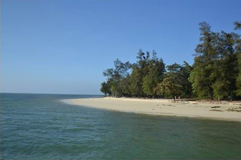 Afbeelding: Bounty strand met kristalhelder water.